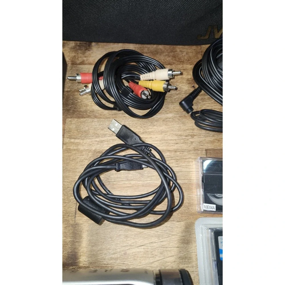 JVC GR-DVL805U Camcorder Silver W/ BATTERIES, CASE, CHARGER & Cords WORKS